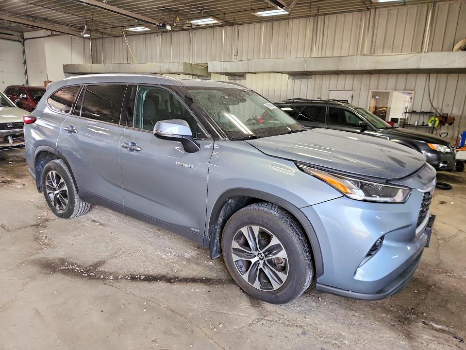 2021 Toyota Highlander VIN 5TDGBRCH4MS066049 COPART salvage auction — SIDE, Salvage Title, sold $12,500 on 2026-07-27 (photo 4)