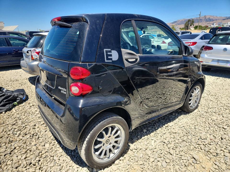 2014 Smart Fortwo VIN WMEEJ9AA3EK740265 COPART salvage auction — VANDALISM, CA - SALVAGE CERTIFICATE, sold $550 on 2026-08-06 (photo 3)