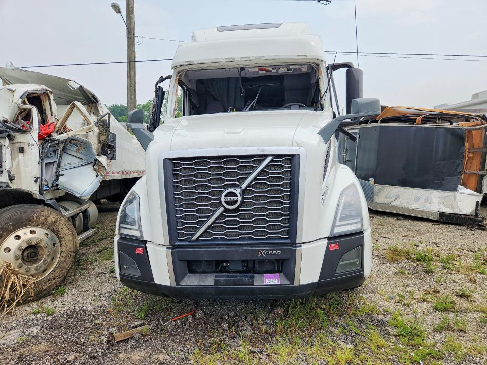 2024 Volvo Vnl VIN 4V4NC9EH2RN340237 COPART salvage auction — ROLLOVER, IN - CERT OF TITLE-SALVAGE TITLE, sold $40,250 on 2026-09-10 (photo 5)