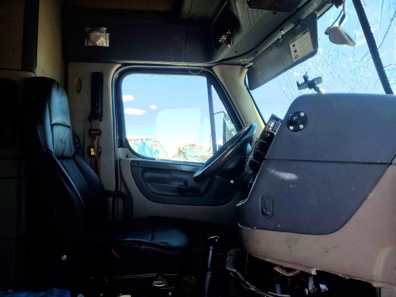 2016 Freightliner Cascadia 125 VIN 3AKJGLD58GSFN3978 COPART salvage auction — FRONT END, NV - SALVAGE TITLE, sold $900 on 2026-07-31 (photo 5)