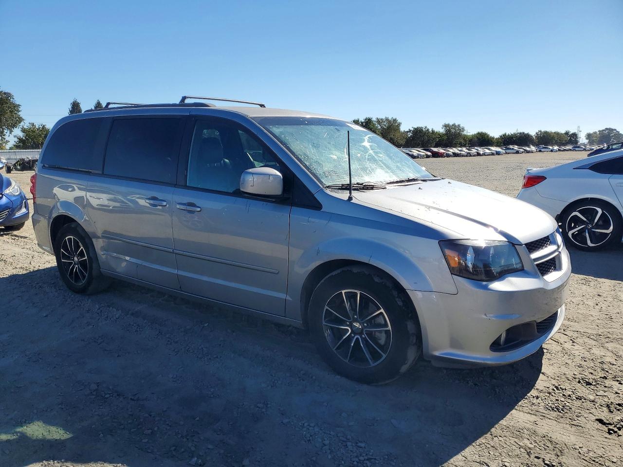 2016 Dodge Caravan VIN 2C4RDGEG5GR384836 COPART salvage auction — Side, Dv - Clean Title, sold $800 on 2026-09-17 (photo 4)