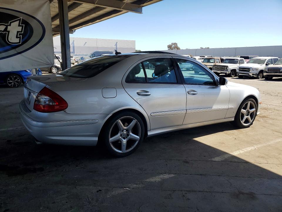 2009 Mercedes-benz E-class VIN WDBUF56X19B432520 COPART salvage auction — MINOR DENT/SCRATCHES, CA - DIS/DLR/EXP ONLY CLEAN TITLE, sold $2,650 on 2026-08-04 (photo 3)