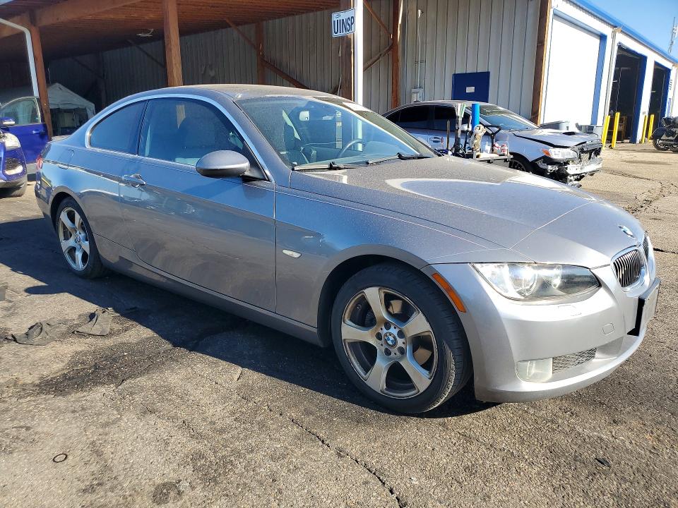2007 BMW 3er VIN WBAWC33537PC86034 COPART salvage auction — HAIL, CO - SALVAGE TITLE (P), sold $2,350 on 2026-07-28 (photo 4)