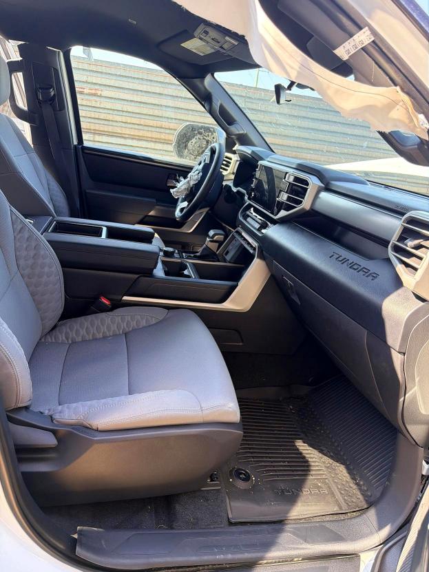 2025 Toyota Tundra VIN 5TFLA5DB4SX324646 COPART salvage auction — ROOF, Mi - Dealer Only Clean Title (P), sold $15,400 on 2026-07-31 (photo 5)
