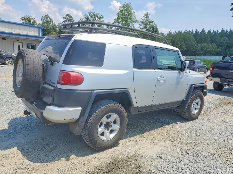 2007 Toyota Fj cruiser VIN JTEBU11F070073333 COPART salvage auction — SIDE, NC - DEALER ONLY CLEAN TITLE, sold $5,100 on 2026-07-30 (photo 3)