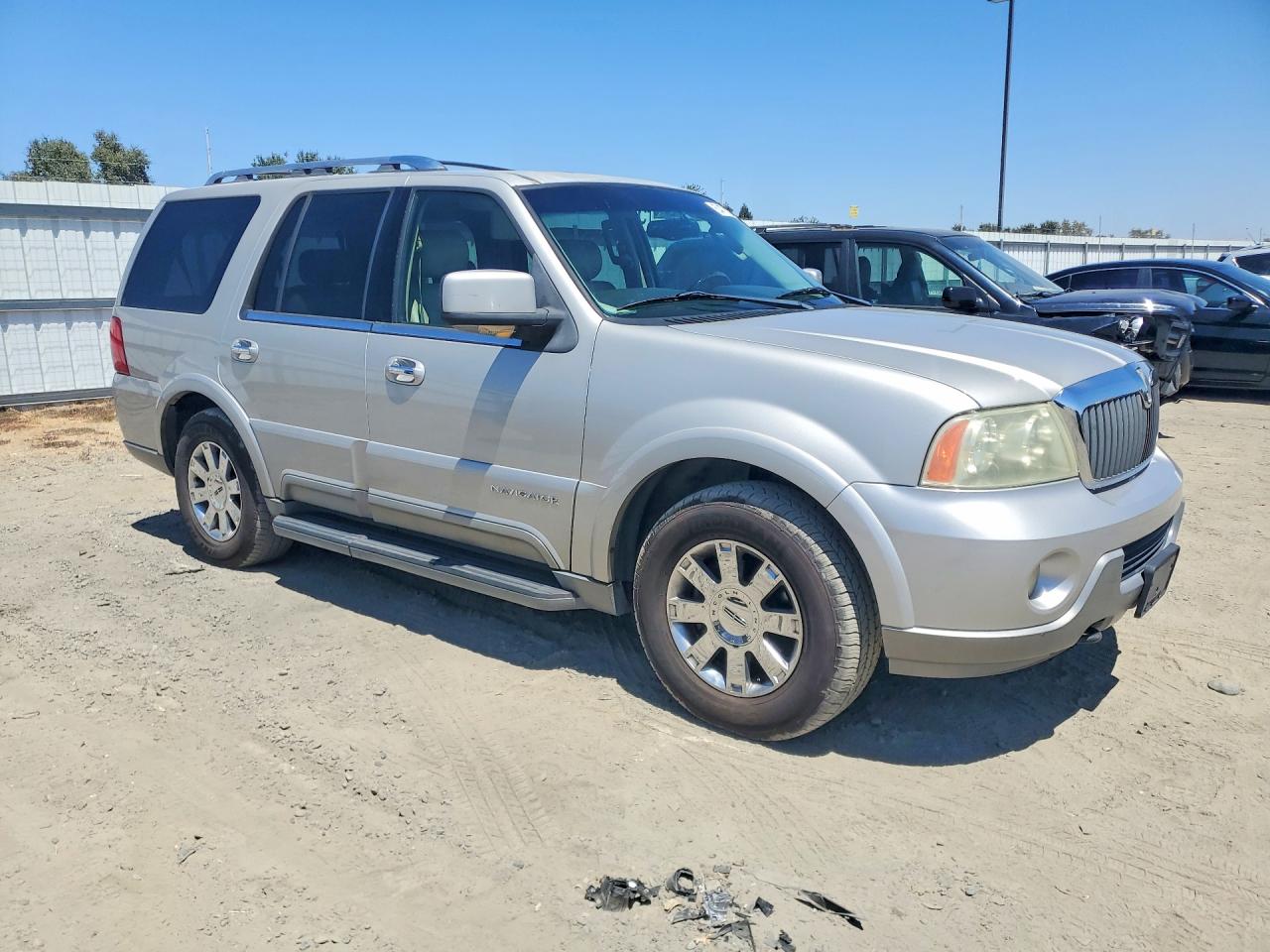 2003 Lincoln Navigator VIN 5LMFU28R63LJ00662 COPART salvage auction — Normal Wear, CA - DIS/DLR/EXP ONLY CLEAN TITLE (P), sold $200 on 2026-09-17 (photo 4)