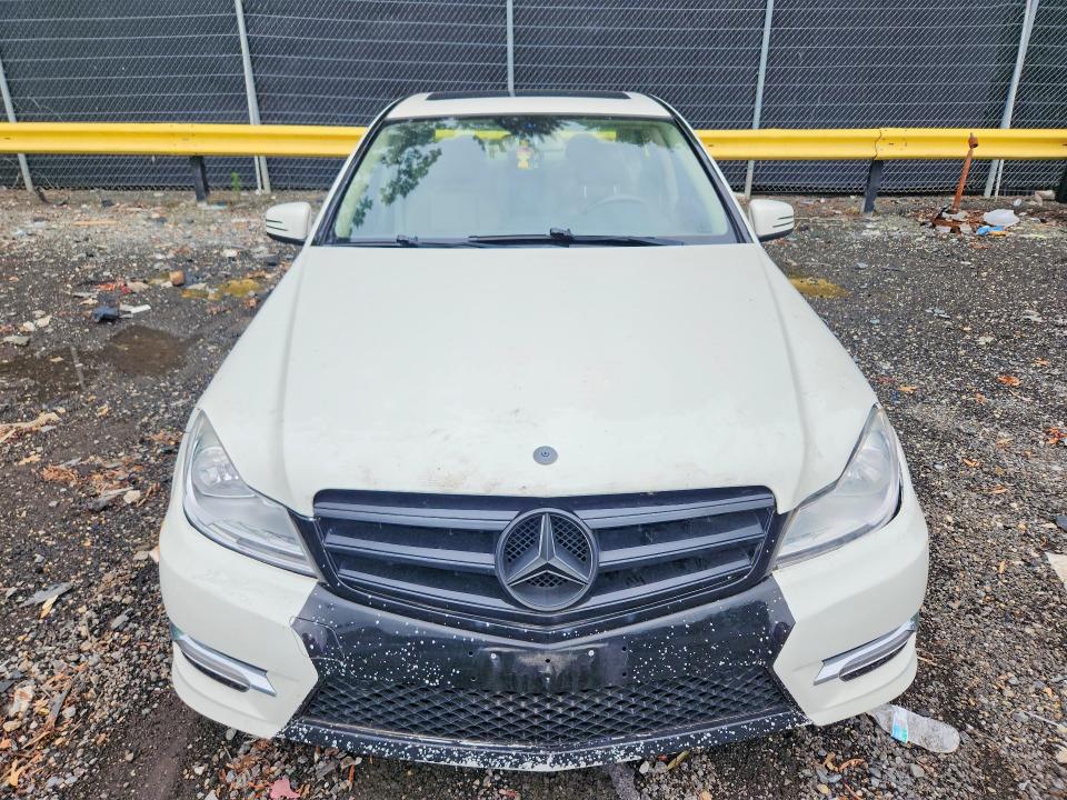 2012 Mercedes-benz C-klasse VIN WDDGF8BB3CR226324 COPART salvage auction — MINOR DENT/SCRATCHES, MD - CERTIFICATE OF TITLE, sold $700 on 2026-07-31 (photo 5)