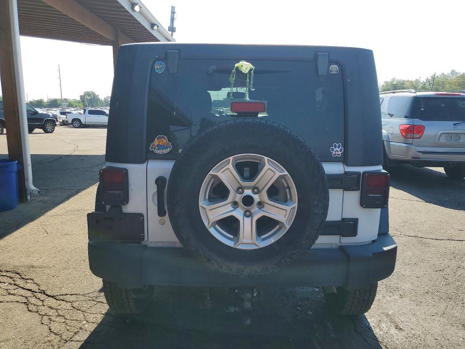 2016 Jeep Wrangler unlimited VIN 1C4BJWDG1GL109897 COPART salvage auction — MINOR DENT/SCRATCHES, Co - Dis/Dlr/Exp Only Clean Title, sold $3,350 on 2026-07-30 (photo 6)