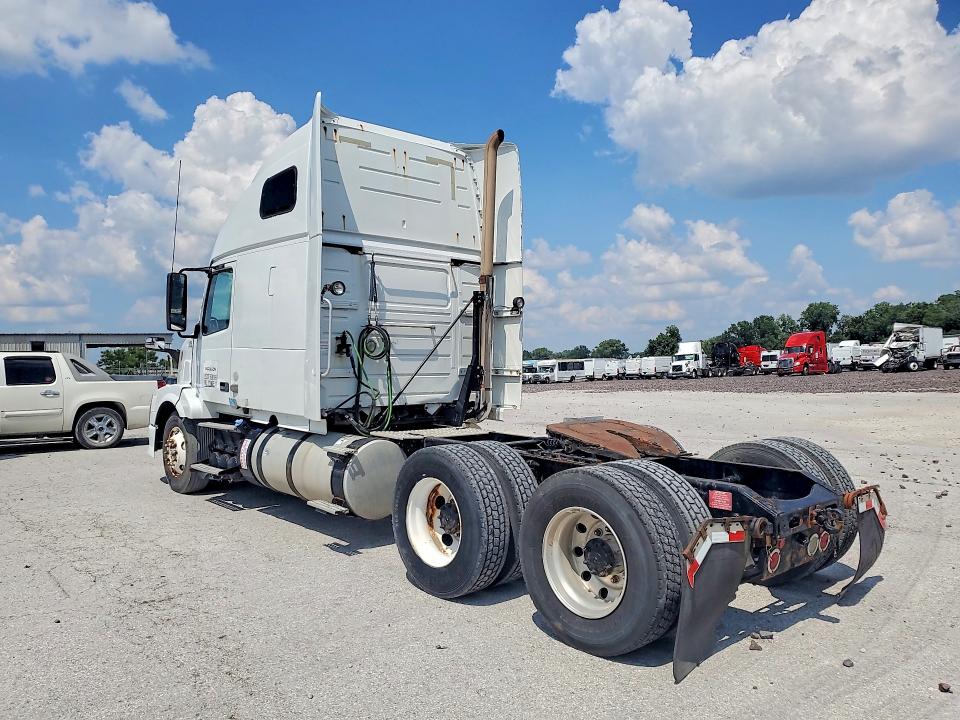 2013 Volvo VIN 4V4NC9TH4DN568607 COPART salvage auction — MINOR DENT/SCRATCHES, Ks - Dealer Only Clean Title, sold $1,050 on 2026-08-20 (photo 2)