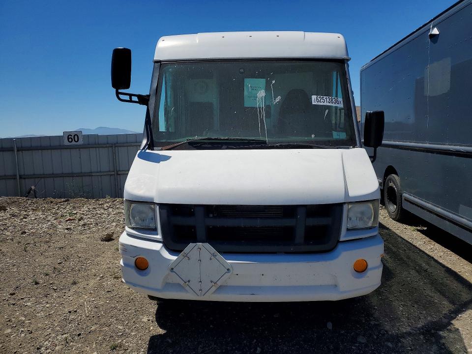 2013 Isuzu Npr hd VIN JALB4T172D7W01089 COPART salvage auction — MINOR DENT/SCRATCHES, CA - DIS/DLR/EXP ONLY CLEAN TITLE, sold $375 on 2026-08-10 (photo 5)