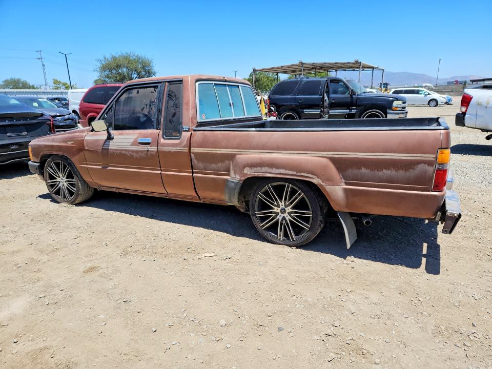 1986 Toyota Pickup VIN JT4RN56S3G7004690 COPART salvage auction — MINOR DENT/SCRATCHES, Ca - Dis/Dlr/Exp Only Clean Title, sold $2,600 on 2026-07-28 (photo 2)
