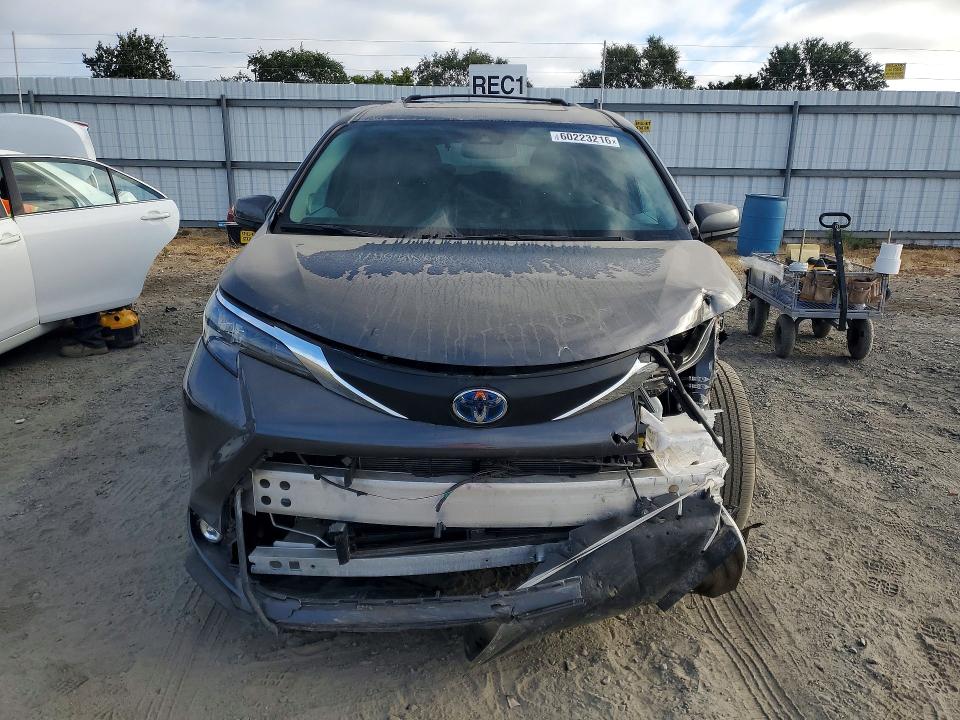 2025 Toyota Sienna VIN 5TDJSKFC6SS225955 COPART salvage auction — SIDE, Salvage Title, sold $12,600 on 2026-07-09 (photo 5)