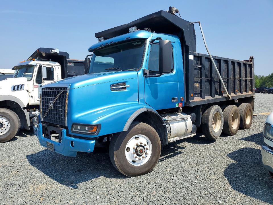 2002 Volvo Vhd VIN 4V5K99UF32N310912 COPART salvage auction — DAMAGE HISTORY, Nc - Dealer Only Clean Title, sold $14,200 on 2026-07-28 (photo 1)