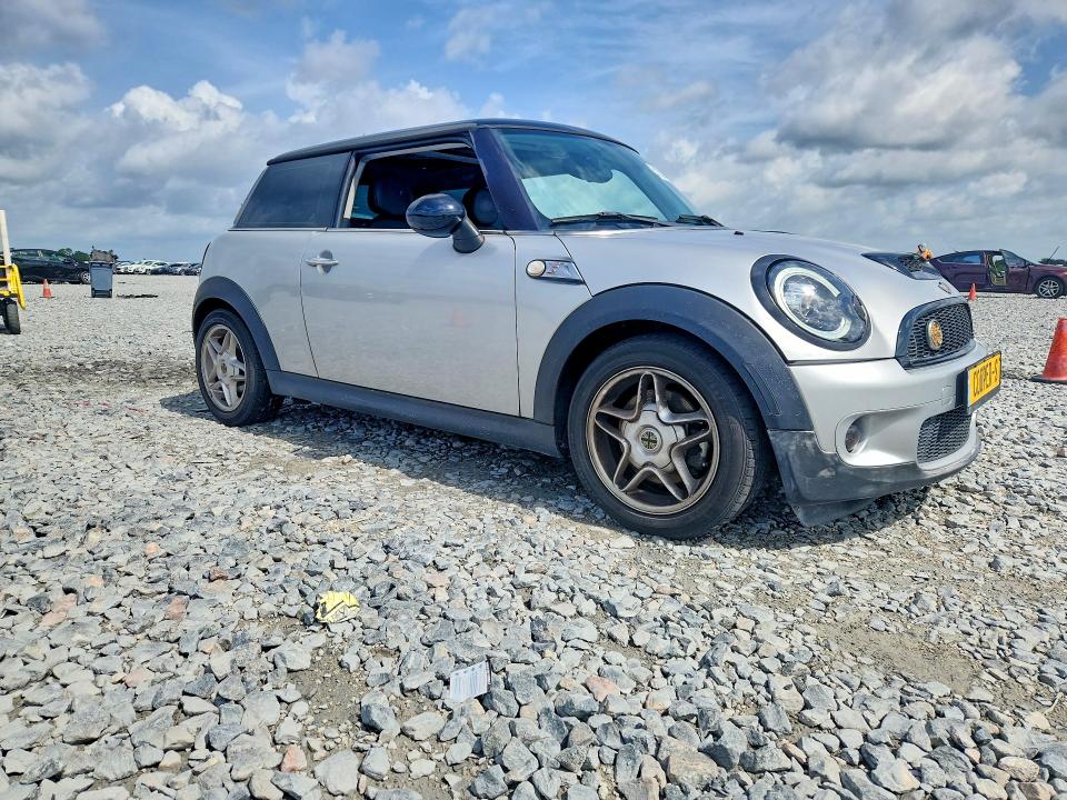 2007 Mini Cooper VIN WMWMF73527TL85003 COPART salvage auction — MINOR DENT/SCRATCHES, FL - CERT OF TITLE SLVG REBUILDABLE, sold $475 on 2026-07-31 (photo 4)