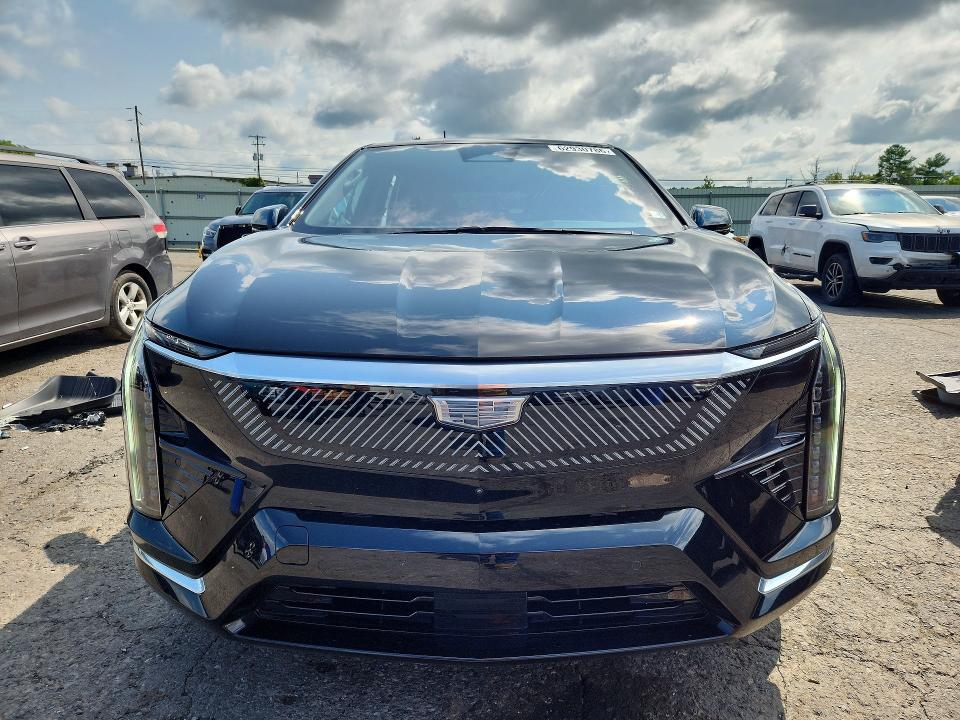 2025 Cadillac Optiq VIN 3GYK3DMR2SS159138 COPART salvage auction — SIDE, Salvage Title, sold $17,900 on 2026-08-04 (photo 5)