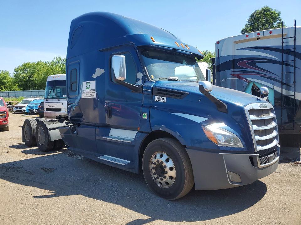 2018 Freightliner Cascadia 126 VIN 3AKJHHDRXJSJY3618 COPART salvage auction — SIDE, MI - SCRAP CERTIFICATE OF TITLE, sold $2,800 on 2026-09-03 (photo 4)