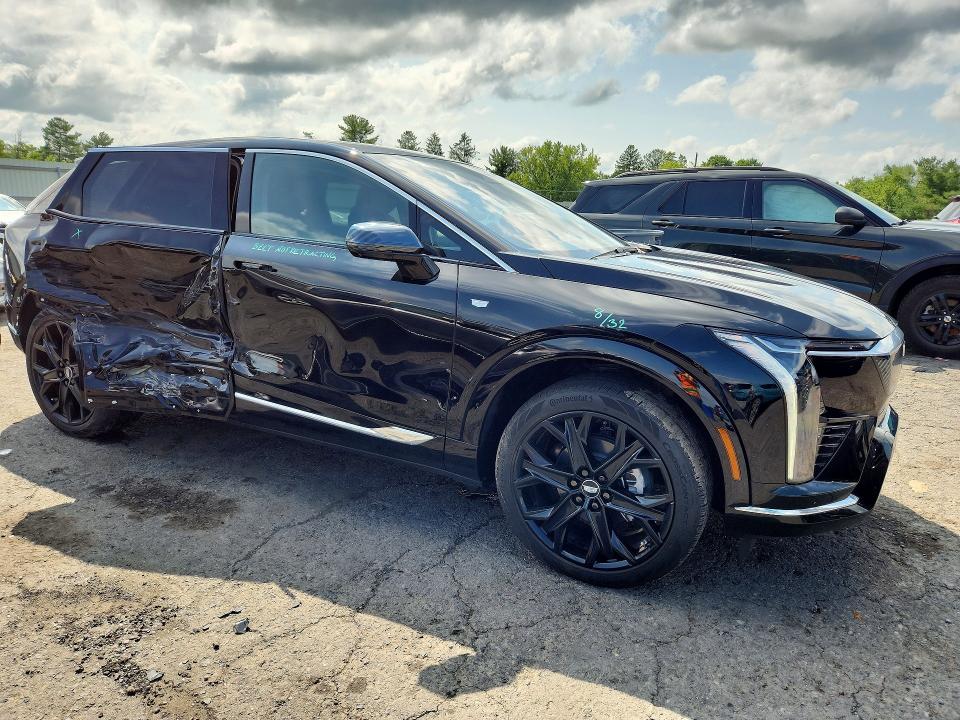 2025 Cadillac Optiq VIN 3GYK3DMR2SS159138 COPART salvage auction — SIDE, Salvage Title, sold $17,900 on 2026-08-04 (photo 4)