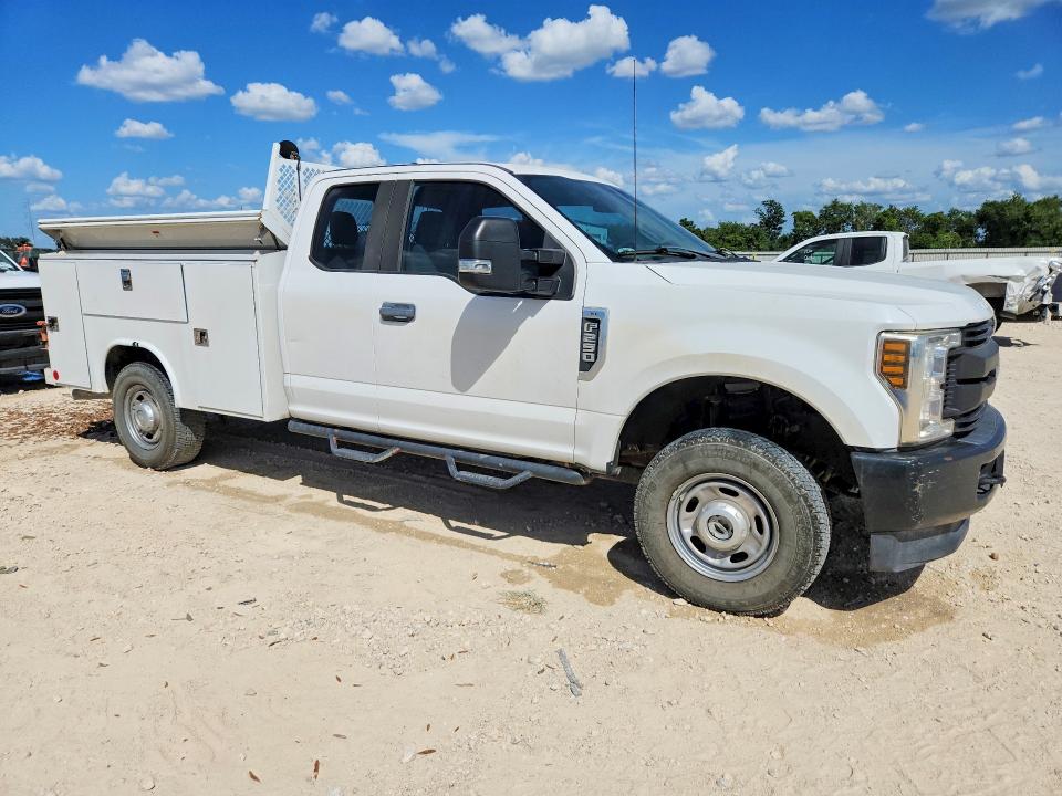 2019 Ford F-250 super duty VIN 1FD7X2B67KEC83960 COPART salvage auction — MINOR DENT/SCRATCHES, TX - CERTIFICATE OF TITLE, sold $14,000 on 2026-07-28 (photo 4)