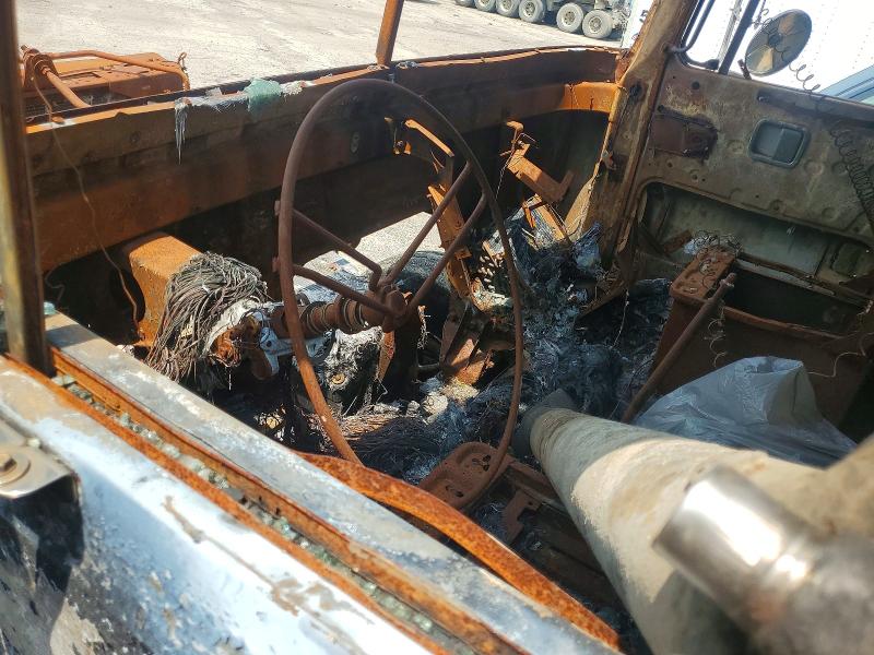 2000 Volvo Acl VIN 4V5JC2UE6YN869343 COPART salvage auction — BURN, Mi - Dealer Only Clean Title, sold $2,100 on 2026-08-08 (photo 8)