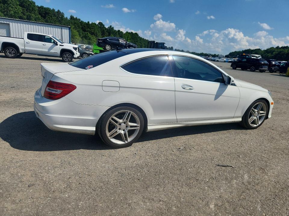2013 Mercedes-benz C-klasse VIN WDDGJ4HB7DG052513 COPART salvage auction — MINOR DENT/SCRATCHES, TX - CERTIFICATE OF TITLE, sold $1,450 on 2026-07-30 (photo 3)