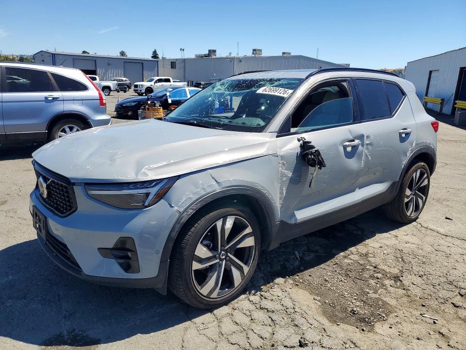 2024 Volvo Xc40 VIN YV4L12UM2R2299864 COPART salvage auction — ROLLOVER, Salvage Title, sold $2,550 on 2026-08-21 (photo 1)