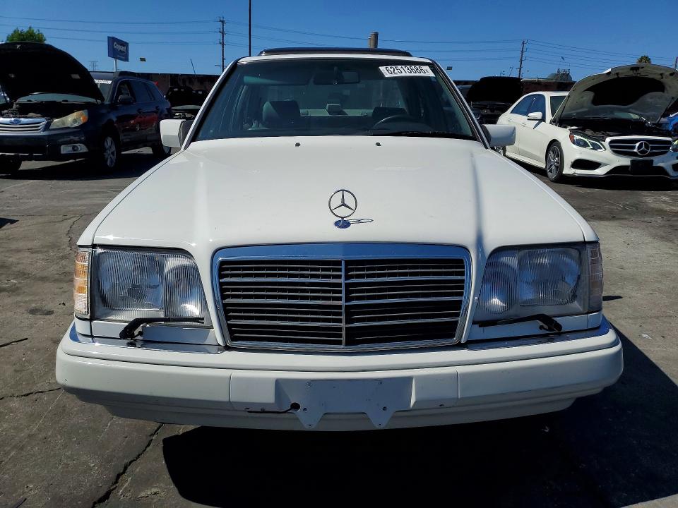 1995 Mercedes-benz E-class VIN WDBEA32EXSC271970 COPART salvage auction — SIDE, CA - DLR/DIS/EXP ONLY SALVAGE TITLE, sold $3,300 on 2026-07-31 (photo 5)