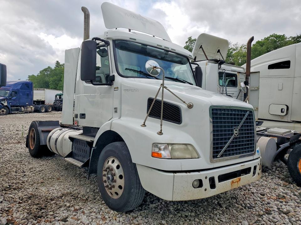 2014 Volvo VIN 4V4M19EG4EN182521 COPART salvage auction — MINOR DENT/SCRATCHES, Il - Certificate Of Title (P), sold $3,050 on 2026-08-18 (photo 4)