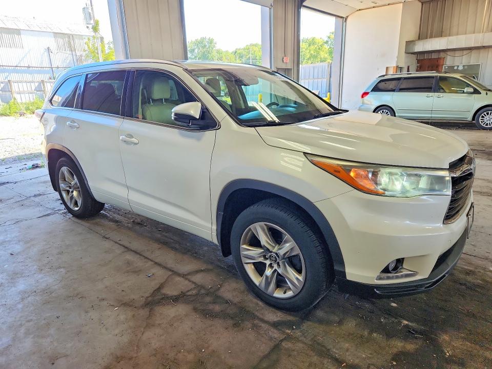2016 Toyota Highlander VIN 5TDDKRFH7GS314328 COPART salvage auction — MINOR DENT/SCRATCHES, Wi - Certificate Of Title, sold $10,000 on 2026-08-02 (photo 4)
