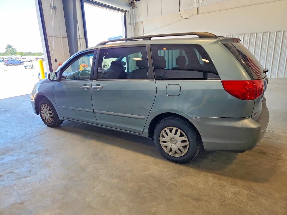 2007 Toyota Sienna VIN 5TDZK23C77S079953 COPART salvage auction — MINOR DENT/SCRATCHES, SC - DEALER ONLY CLEAN TITLE, sold $350 on 2026-07-27 (photo 2)