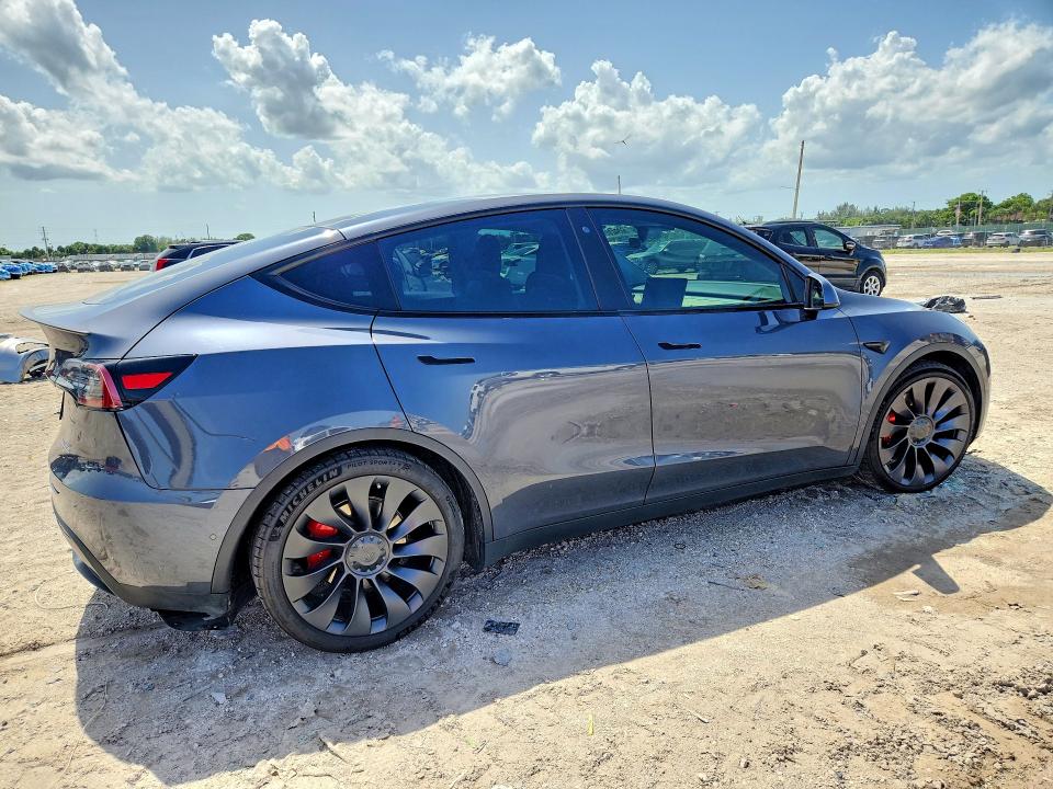 2020 Tesla Model y VIN 5YJYGDEF8LF011434 COPART salvage auction — MINOR DENT/SCRATCHES, FL - CERT OF TITLE SLVG REBUILDABLE, sold $11,100 on 2026-07-23 (photo 3)