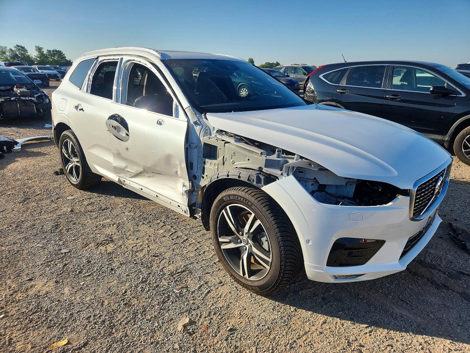 2018 Volvo Xc60 VIN LYVA22RM0JB117680 COPART salvage auction — SIDE, Salvage Title, sold $11,300 on 2026-08-04 (photo 4)