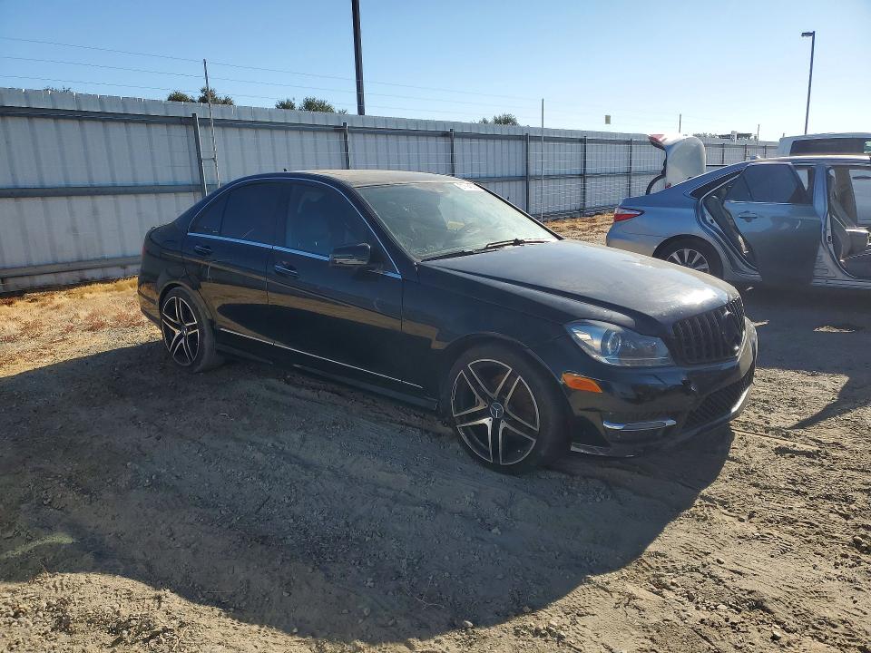 2013 Mercedes-benz C-klasse VIN WDDGF4HB2DA872826 COPART salvage auction — MECHANICAL, CA - DIS/DLR/EXP ONLY CLEAN TITLE, sold $900 on 2026-08-04 (photo 4)