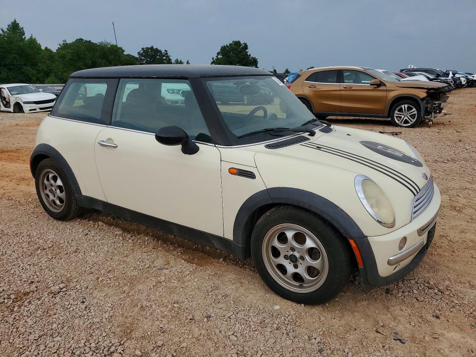 2003 Mini Cooper VIN WMWRC334X3TE13318 COPART salvage auction — MINOR DENT/SCRATCHES, NC - DEALER ONLY CLEAN TITLE, sold $225 on 2026-08-12 (photo 4)