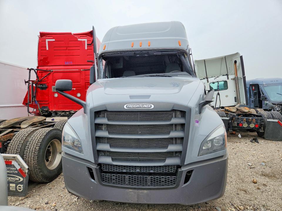 2026 Freightliner Cascadia 126 VIN 3AKJHHDR2TSWS0272 COPART salvage auction — ROLLOVER, IL - SALVAGE CERTIFICATE, sold $45,500 on 2026-09-17 (photo 5)