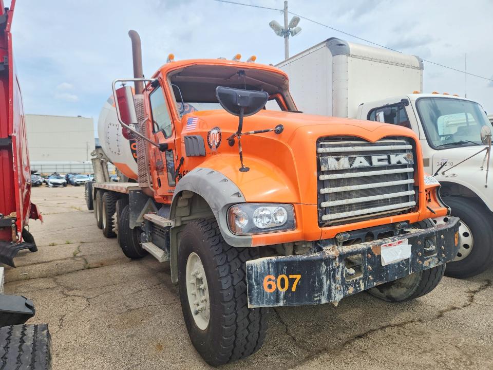 2018 Mack 700 gu700 VIN 1M2AX03C5JM037511 COPART salvage auction — ROLLOVER, OH - CERT OF TITLE-SALVAGE, sold $3,650 on 2026-08-13 (photo 4)