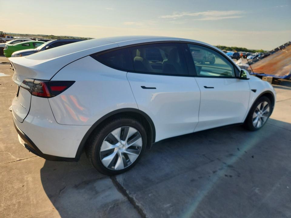 2022 Tesla Model y VIN 7SAYGDEE2NF419618 COPART salvage auction — WATER/FLOOD, Tx - Cert Of Title-Reblt Slvg Flood (P), sold $6,900 on 2026-07-16 (photo 3)