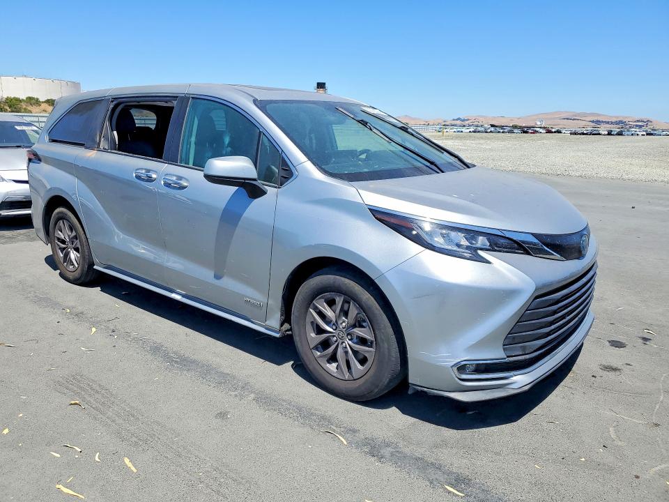 2021 Toyota Sienna VIN 5TDYSKFC7MS009632 COPART salvage auction — Burn Interior, CA - SALVAGE CERTIFICATE, sold $5,800 on 2026-07-29 (photo 4)