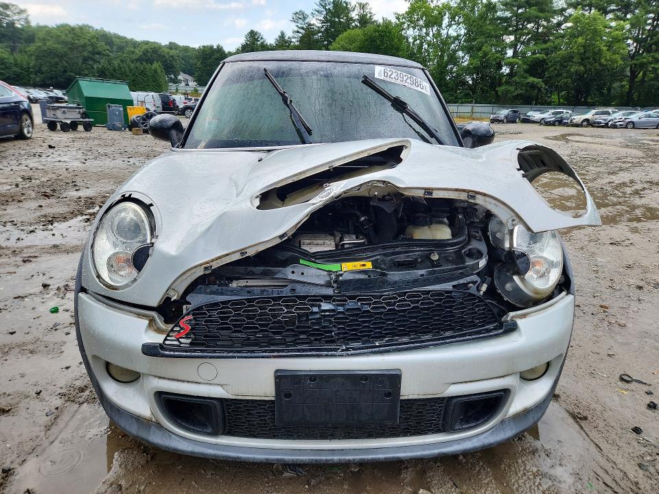 2011 Mini Cooper VIN WMWSV3C55BTY20091 COPART salvage auction — INTERIOR BURN, MA - CERT OF TITLE-RECONSTRCTD COLL, sold $100 on 2026-08-17 (photo 5)
