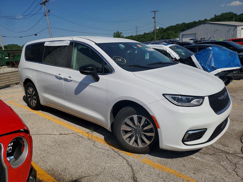 2024 Chrysler Pacifica VIN 2C4RC1S7XRR150294 COPART salvage auction — MINOR DENT/SCRATCHES, NJ - CERT OF TITLE-SALVAGE FLOOD, sold $6,700 on 2026-08-05 (photo 4)