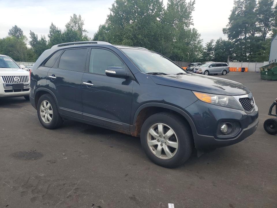 2013 Kia Sorento VIN 5XYKT4A62DG395972 COPART salvage auction — SIDE, Or - Cert Of Title-Reconstructed, sold $475 on 2026-07-29 (photo 4)