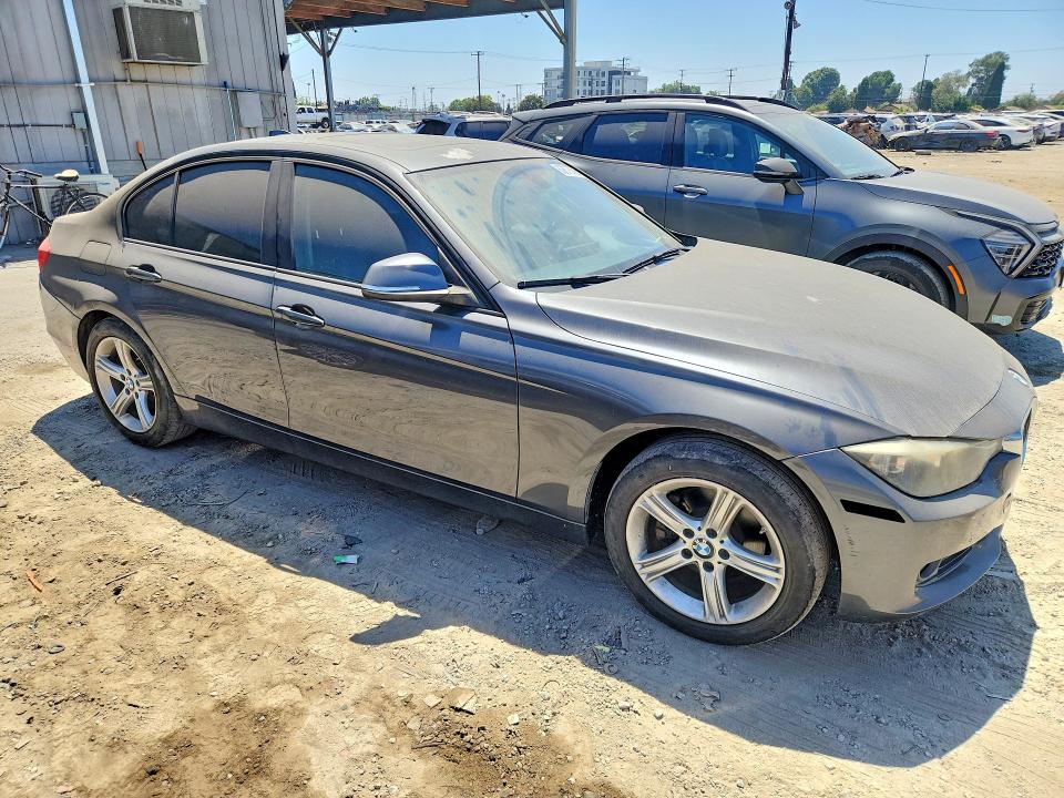 2012 BMW 3er VIN WBA3A5C56CF344719 COPART salvage auction — MINOR DENT/SCRATCHES, Ca - Dis/Dlr/Exp Only Clean Title, sold $575 on 2026-08-19 (photo 4)