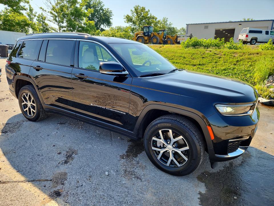 2024 Jeep Grand cherokee l VIN 1C4RJKBG7R8921219 COPART salvage auction — MINOR DENT/SCRATCHES, MO - CERTIFICATE OF TITLE, sold $22,500 on 2026-07-16 (photo 4)