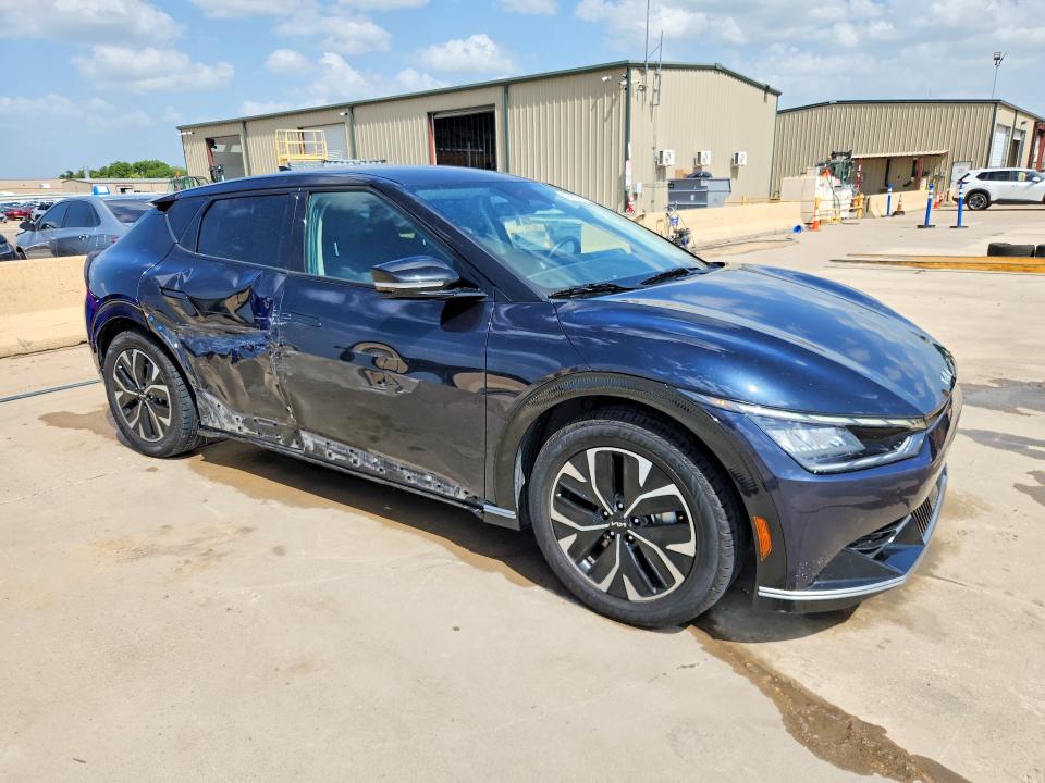 2024 Kia Ev6 VIN KNDC34LA9R5194821 COPART salvage auction — SIDE, Tn - Certificate Of Title, sold $11,600 on 2026-07-27 (photo 4)