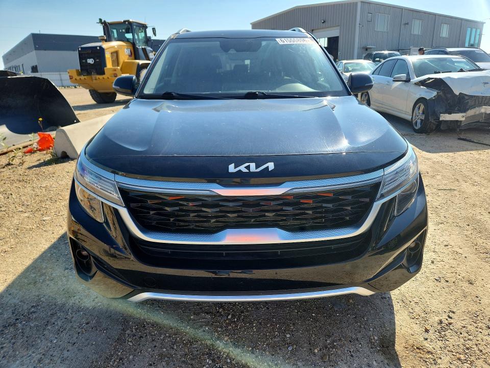 2022 Kia Seltos VIN KNDEUCAA8N7309216 COPART salvage auction — SIDE, AB - BOS - SALVAGE, sold $10,000 on 2026-08-06 (photo 5)