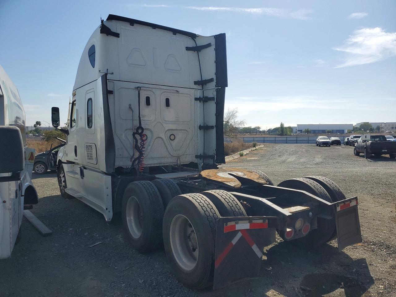 2022 Freightliner Cascadia 126 VIN 3AKJHHDR1NSMT3737 COPART salvage auction — Front End, CA - DIS/DLR/EXP ONLY CLEAN TITLE, sold $23,900 on 2026-08-04 (photo 2)