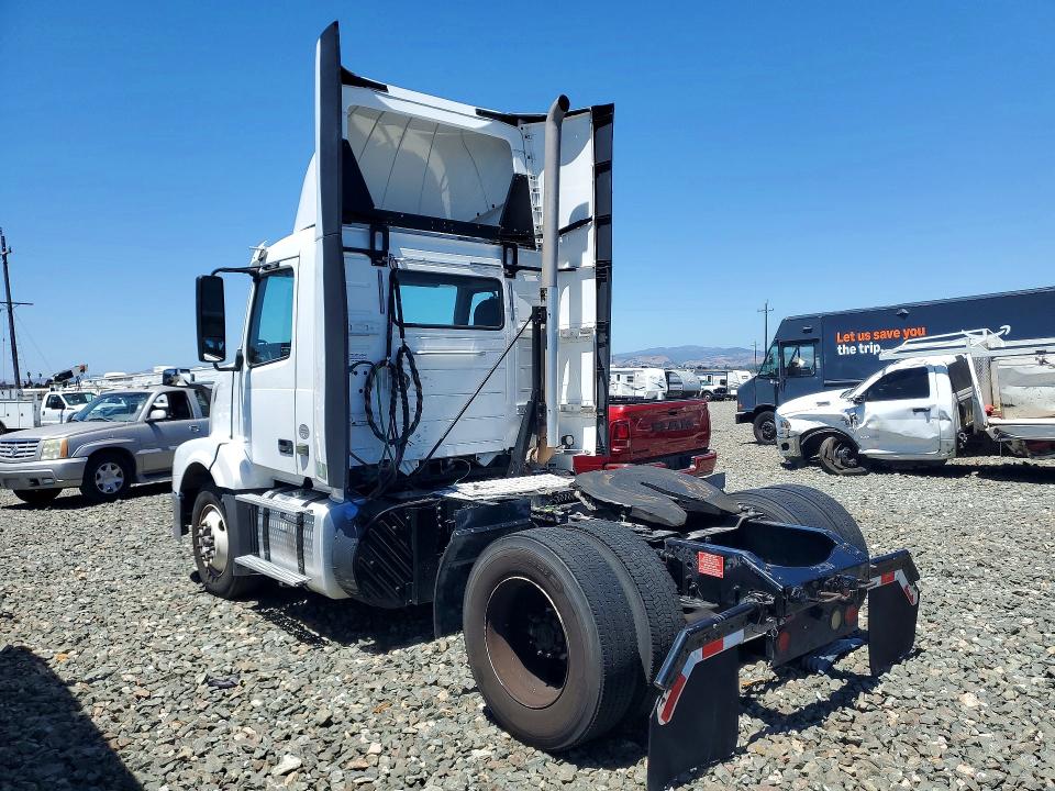 2018 Volvo VIN 4V4N39TG8JN892467 COPART salvage auction — MINOR DENT/SCRATCHES, In - Dis/Dlr/Exp Only Clean Title, sold $8,100 on 2026-08-11 (photo 2)