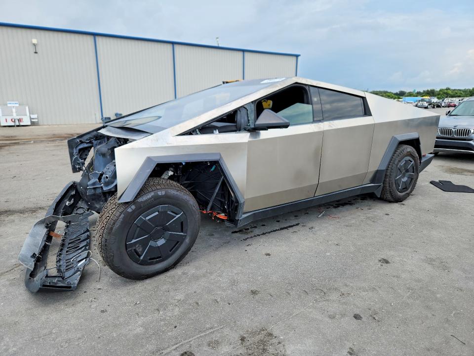 2025 Tesla Cybertruck VIN 7G2CEHED5SA075011 COPART salvage auction — FRONT END, Fl - Cert Of Title Slvg Rebuildable (P), sold $4,400 on 2026-09-02 (photo 1)