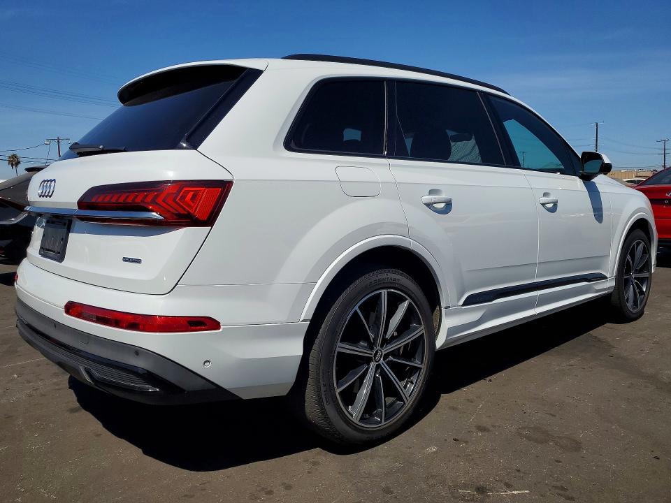 2020 Audi Q7 VIN WA1LXAF70LD011817 COPART salvage auction — MINOR DENT/SCRATCHES, CA - DIS/DLR/EXP ONLY CLEAN TITLE, sold $3,850 on 2026-07-29 (photo 3)