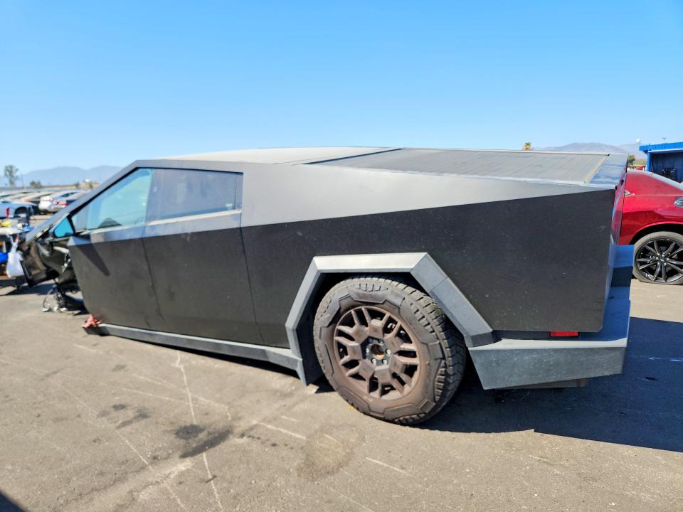 2024 Tesla Cybertruck VIN 7G2CEHED4RA020222 COPART salvage auction — FRONT END, Ca - Salvage Certificate, sold $28,000 on 2026-08-26 (photo 2)