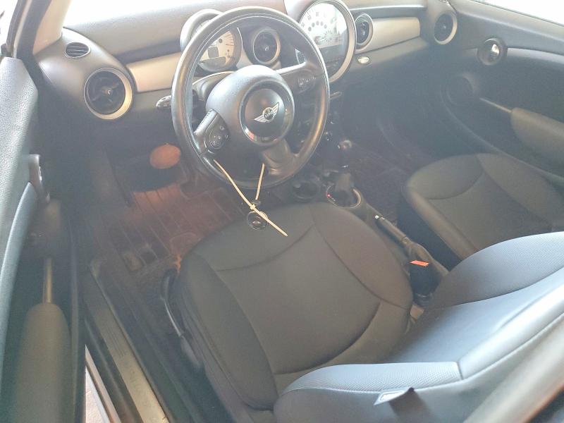 2011 Mini Cooper VIN WMWSU3C5XBT092979 COPART salvage auction — MINOR DENT/SCRATCHES, CA - DIS/DLR/EXP ONLY CLEAN TITLE, sold $375 on 2026-07-27 (photo 8)